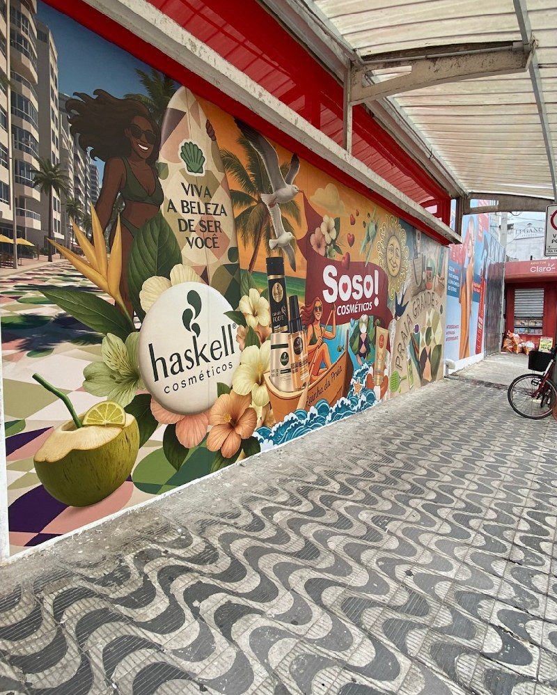 Painel externo da loja com o mural 'A beleza de ser você'
