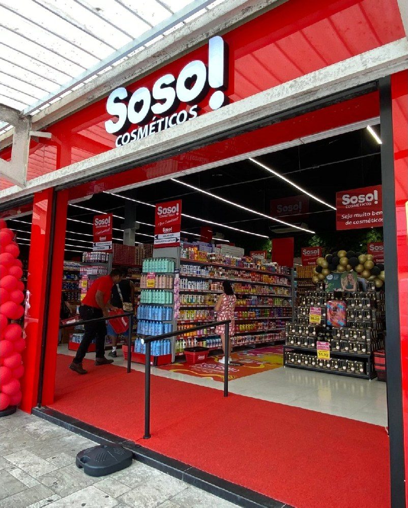 Fachada da loja Soso Cosméticos com o letreiro vermelho