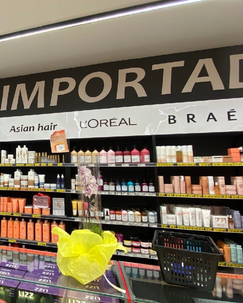 Prateleira de dermocosméticos importados