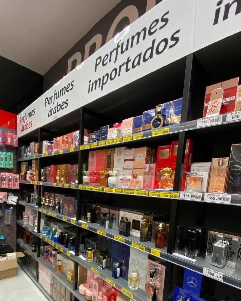 Prateleira de perfumes importados